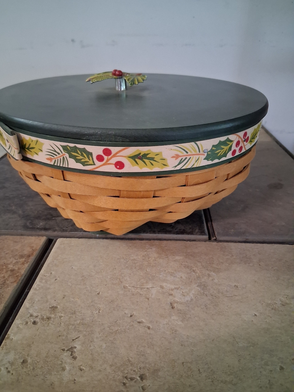 Longaberger 2011 Christmas 'Holly Berry' Lidded Basket - Picture 4 of 9